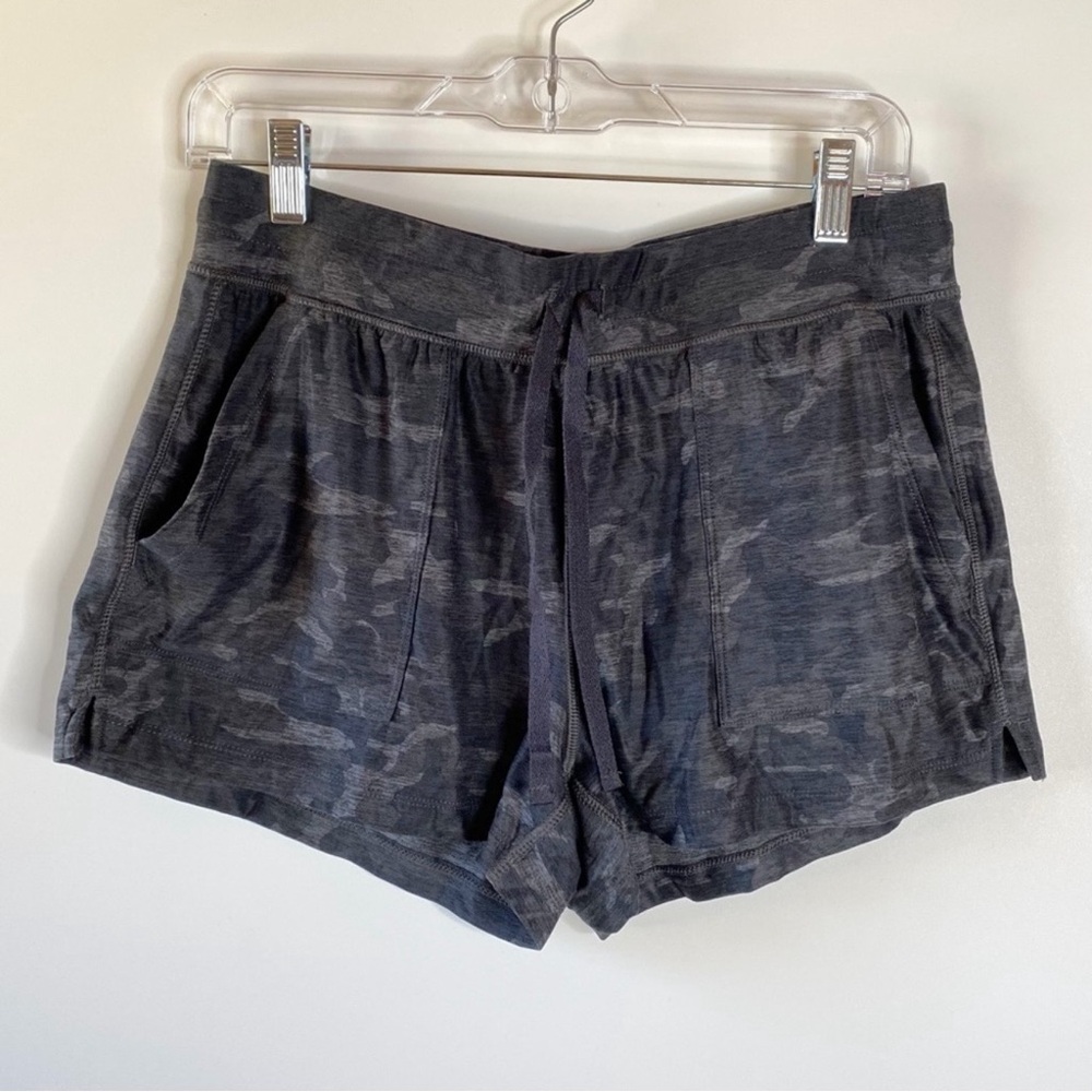 90 Degree Womens Shorts Sz M Gray Camo Pockets Casual Comfort Athleisure Sporty